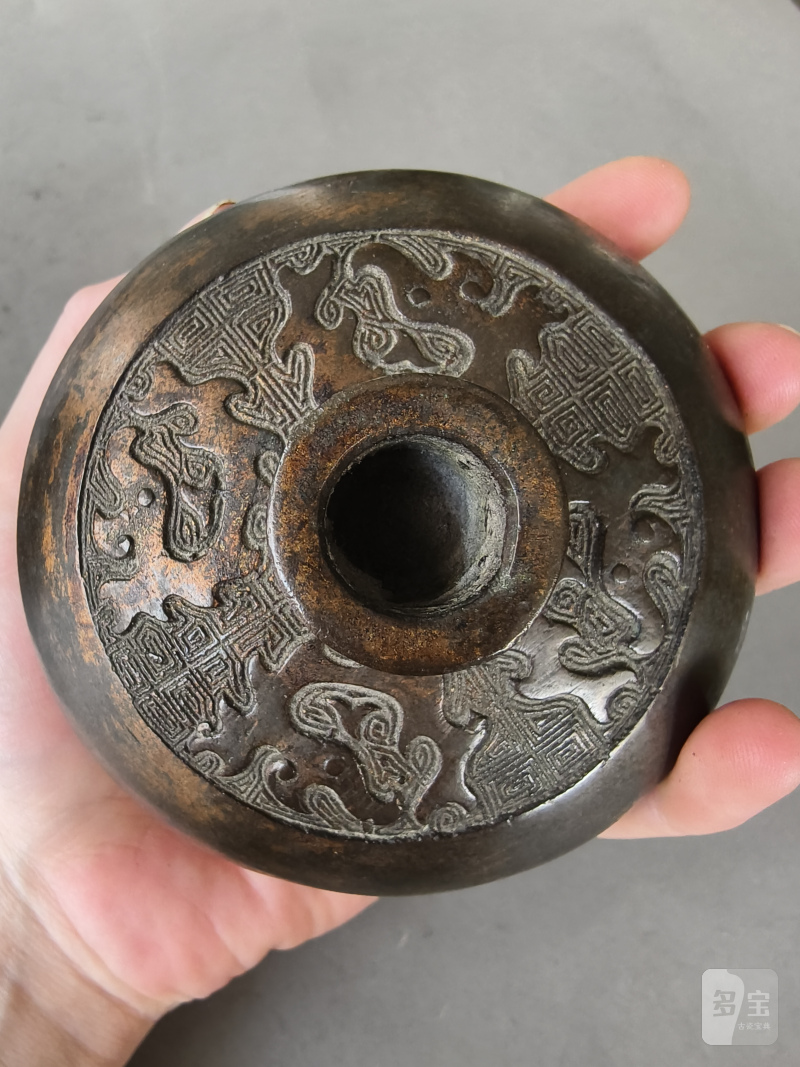 A bronze vessel 'hu' in archaic style with partial gilding - 图19